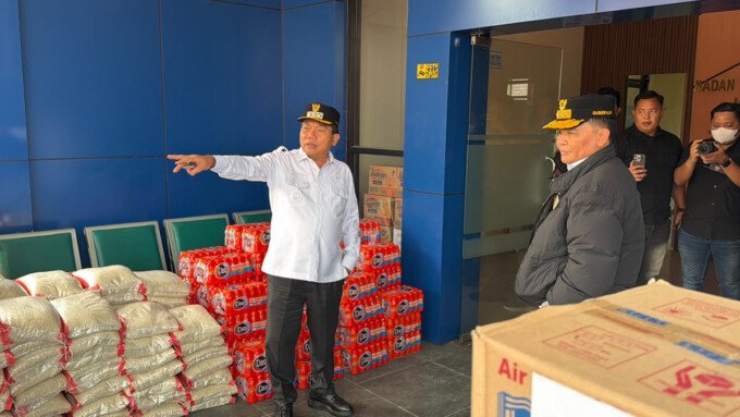 Bupati Kapuas HM Wiyatno didampingi Sekretaris Daerah Kabupaten Kapuas Dr Usis I. Sangkai menerima kunjungan kerja Gubernur Kalimantan Tengah H Agustiar Sabran di Posko Induk Penanggulangan Karhutla, Rabu (23/9).
