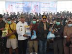 Gubernur Kalimantan Tengah H Agustiar Sabran bersama Bupati Kapuas HM Wiyatno saat menyerahkan bantuan kepada masyarakat yang terdampak kebakaran hutan dan lahan (karhutla) serta kekeringan, Sabtu (26/9).