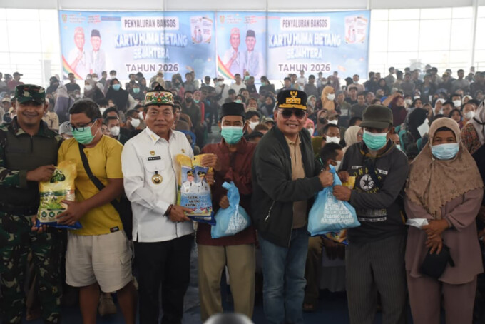Gubernur Kalimantan Tengah H Agustiar Sabran bersama Bupati Kapuas HM Wiyatno saat menyerahkan bantuan kepada masyarakat yang terdampak kebakaran hutan dan lahan (karhutla) serta kekeringan, Sabtu (26/9).