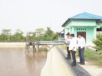 Bupati Kapuas HM. Wiyatno saat meninjau IPA 2 Perumdam Tirta Pambelom di Jalan Pemuda, Kuala Kapuas.