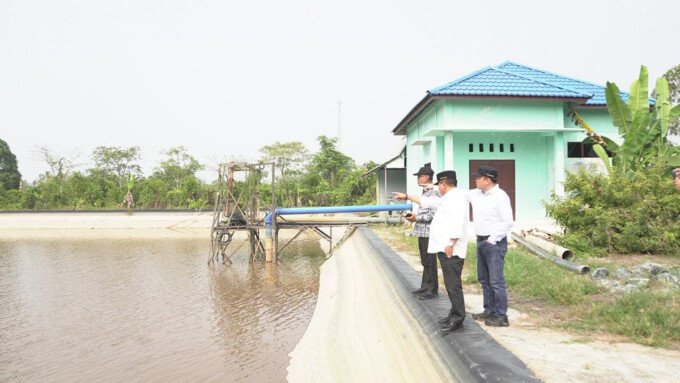 Bupati Kapuas HM. Wiyatno saat meninjau IPA 2 Perumdam Tirta Pambelom di Jalan Pemuda, Kuala Kapuas.