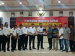 Ketua PWI Kapuas Suhartoyo memberikan plakat PWI Kepada Kepala Badan Keabangpol Kapuas Yunabut, Rabu (9/9).