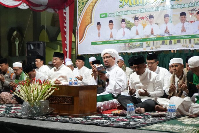 Bupati Kapuas HM Wiyatno menghadiri Peringatan Maulid Nabi Muhammad SAW 1448 H bersama penceramah Al-Habib Ahmad Bin Novel Bin Salim Bin Jindan di Halaman Masjid Agung Al-Mukarram Amanah Kuala Kapuas, Sabtu (12/9) malam.