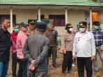 Bupati Kapuas HM Wiyatno didampingi Sekda Kapuas Usis I Sangkai meninjau kondisi SMKN 1 Timpah pascakebakaran. Bupati Kapuas HM Wiyatno didampingi Sekda Kapuas Usis I Sangkai meninjau kondisi SMKN 1 Timpah pascakebakaran.