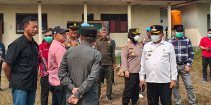 Bupati Kapuas HM Wiyatno didampingi Sekda Kapuas Usis I Sangkai meninjau kondisi SMKN 1 Timpah pascakebakaran.