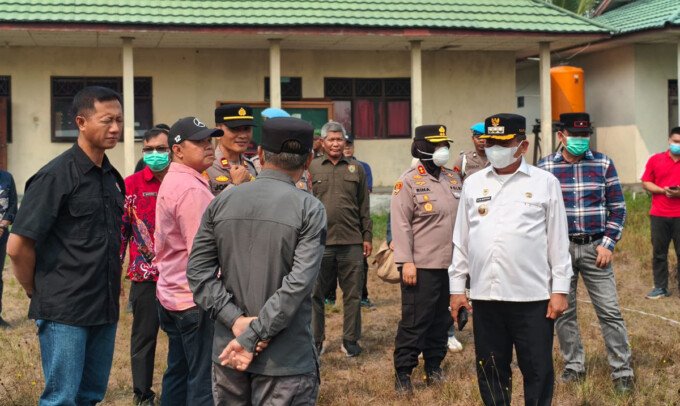 Bupati Kapuas HM Wiyatno didampingi Sekda Kapuas Usis I Sangkai meninjau kondisi SMKN 1 Timpah pascakebakaran.