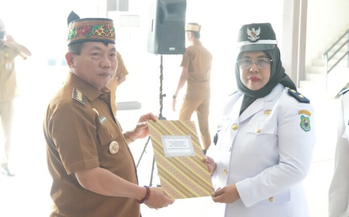 Bupati Kapuas HM Wiyatno saat memimpin pengambilan sumpah/janji dan pelantikan Pj Kepala Desa serta anggota BPD PAW se-Kabupaten Kapuas.