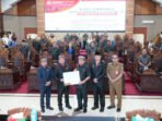 Bupati Kapuas HM Wiyatno memperlihatkan persetujuan Raperda Perubahan APBD 2026. Bupati Kapuas HM Wiyatno memperlihatkan persetujuan Raperda Perubahan APBD 2026.