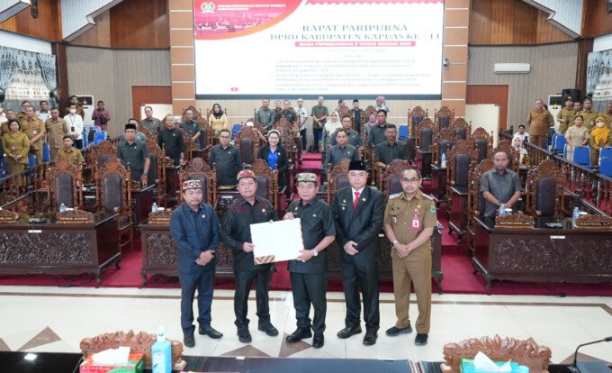 Bupati Kapuas HM Wiyatno memperlihatkan persetujuan Raperda Perubahan APBD 2026.