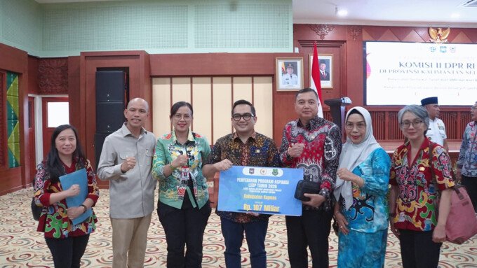 Wakil Bupati Kapuas Dodo menerima Program LSDP senilai Rp107 miliar di Gedung Idham Chalid Setdaprov Kalimantan Selatan, Rabu (2/9/). Wakil Bupati Kapuas Dodo menerima Program LSDP senilai Rp107 miliar di Gedung Idham Chalid Setdaprov Kalimantan Selatan, Rabu (2/9/).