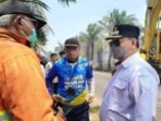 Bupati Kotim H.Halikinnor saat meninjau kebakaran lahan belum lama ini.