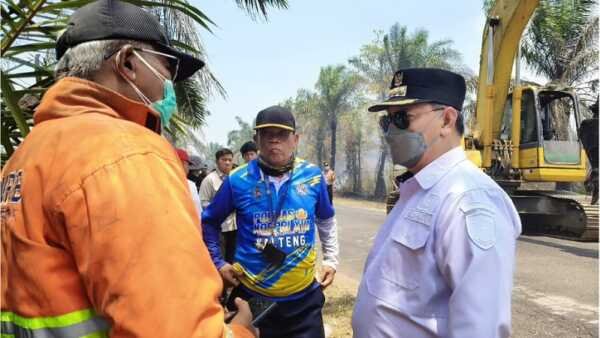 Bupati Kotim H.Halikinnor saat meninjau kebakaran lahan belum lama ini.