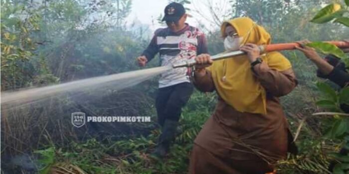 Wakil Bupati Kotim, Irawati. Turut serta memadamkan kebakaran lahan belum lama ini. Wakil Bupati Kotim, Irawati. Turut serta memadamkan kebakaran lahan belum lama ini.