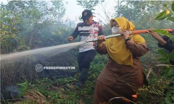 Wakil Bupati Kotim, Irawati. Turut serta memadamkan kebakaran lahan belum lama ini.