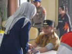 Bupati Kotim H.Halikinnor turut serta melakukan cek kesehatan saat meninjau Posko Karhutla di BPBD Kotim, Selasa (1/9/2026).