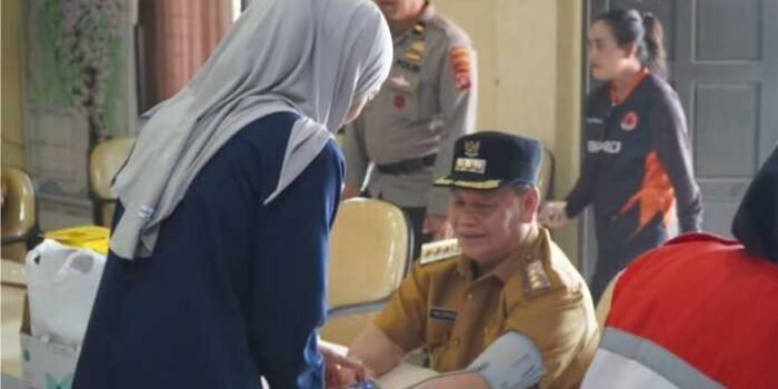 Bupati Kotim H.Halikinnor turut serta melakukan cek kesehatan saat meninjau Posko Karhutla di BPBD Kotim, Selasa (1/9/2026). Bupati Kotim H.Halikinnor turut serta melakukan cek kesehatan saat meninjau Posko Karhutla di BPBD Kotim, Selasa (1/9/2026).
