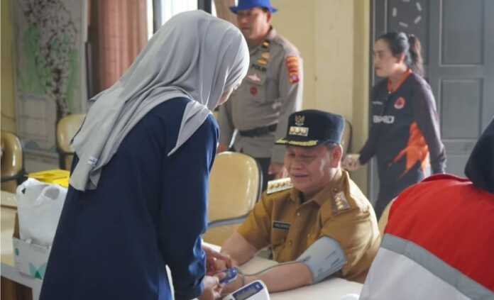 Bupati Kotim H.Halikinnor turut serta melakukan cek kesehatan saat meninjau Posko Karhutla di BPBD Kotim, Selasa (1/9/2026).