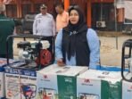 Wakil Bupati Kotim Irawati saat menerima bantuan peralatan pemadam di halaman Kantor BPBD Kotim, Sabtu (5/9).