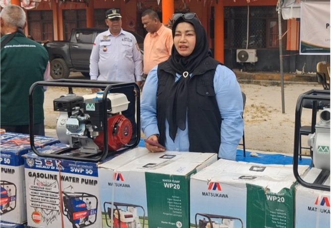 Wakil Bupati Kotim Irawati saat menerima bantuan peralatan pemadam di halaman Kantor BPBD Kotim, Sabtu (5/9).