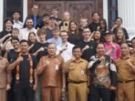 Pj Sekretaris Daerah Kabupaten Kotim Umar Kaderi, saat foto bersama dengan rombongan Huria Kristen Indonesia (HKI) dari Jerman, usai Audensi yang digelar di Aula Rujab Bupati Kotim, Senin (7/9/2026). Pj Sekretaris Daerah Kabupaten Kotim Umar Kaderi, saat foto bersama dengan rombongan Huria Kristen Indonesia (HKI) dari Jerman, usai Audensi yang digelar di Aula Rujab Bupati Kotim, Senin (7/9/2026).