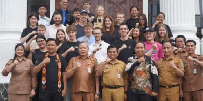 Pj Sekretaris Daerah Kabupaten Kotim Umar Kaderi, saat foto bersama dengan rombongan Huria Kristen Indonesia (HKI) dari Jerman, usai Audensi yang digelar di Aula Rujab Bupati Kotim, Senin (7/9/2026). Pj Sekretaris Daerah Kabupaten Kotim Umar Kaderi, saat foto bersama dengan rombongan Huria Kristen Indonesia (HKI) dari Jerman, usai Audensi yang digelar di Aula Rujab Bupati Kotim, Senin (7/9/2026).