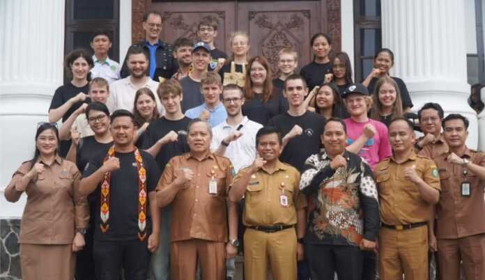 Pj Sekretaris Daerah Kabupaten Kotim Umar Kaderi, saat foto bersama dengan rombongan Huria Kristen Indonesia (HKI) dari Jerman, usai Audensi yang digelar di Aula Rujab Bupati Kotim, Senin (7/9/2026).