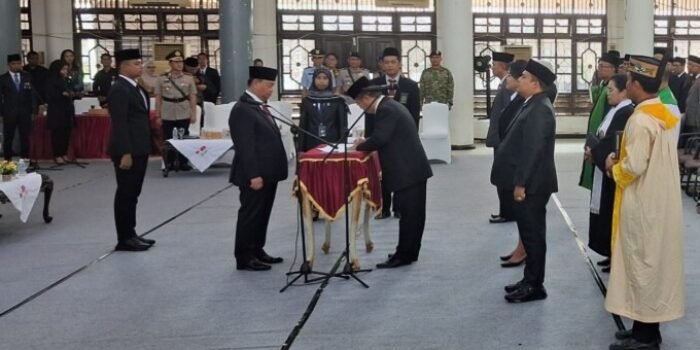 Pj sekda Kotim Diana Setiawan saat menandatangani SK usai dilantik oleh Bupati Kotim H.Halikinnor, di Gedung Serbaguna Sampit, Jumat (11/9/2026).