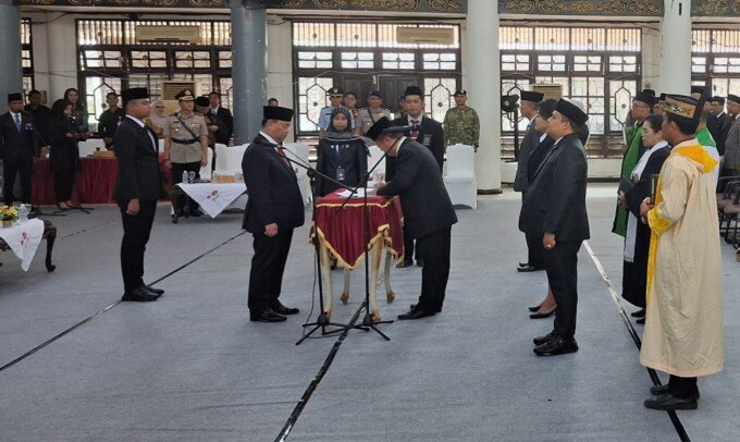 Pj sekda Kotim Diana Setiawan saat menandatangani SK usai dilantik oleh Bupati Kotim H.Halikinnor, di Gedung Serbaguna Sampit, Jumat (11/9/2026).