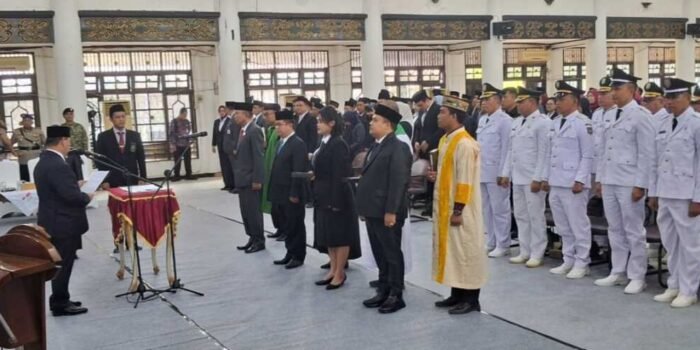 Bupati Kabupaten Kotim H.Halikinnor. Melantik sejumlah pejabat lingkungan Pemkab Kotim, di Gedung Serba Guna Sampit, Jumat (11/9/2026). Bupati Kabupaten Kotim H.Halikinnor. Melantik sejumlah pejabat lingkungan Pemkab Kotim, di Gedung Serba Guna Sampit, Jumat (11/9/2026).