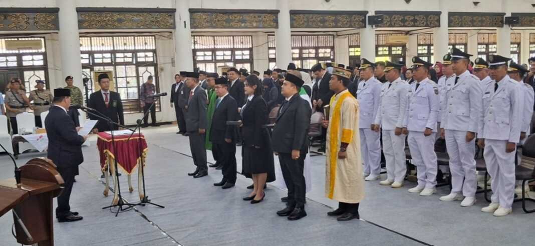 Bupati Kabupaten Kotim H.Halikinnor. Melantik sejumlah pejabat lingkungan Pemkab Kotim, di Gedung Serba Guna Sampit, Jumat (11/9/2026).