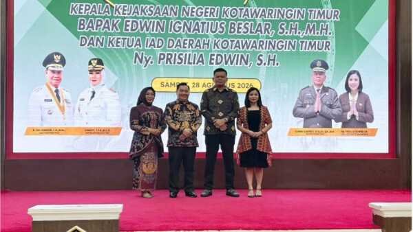 Bupati Kotim H. Halikinnor, saat foto bersama usai menghadiri ramah tamah dan perkenalan Kepala Kejari Kotim yang baru, Edwin Ignatius Beslar, di Aula Rumah Jabatan Bupati Kotim, Jumat (28/8/2026).