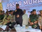 Bupati Kotim H.Halikinnor. Menyampaikan sambutan saat paket sembako gratis melalui pasar murah hingga pelaksanaan Gerakan Pangan Murah, di Taman Kota Sampit, Jumat (28/8).