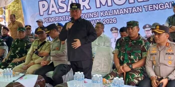 Bupati Kotim H.Halikinnor. Menyampaikan sambutan saat paket sembako gratis melalui pasar murah hingga pelaksanaan Gerakan Pangan Murah, di Taman Kota Sampit, Jumat (28/8).