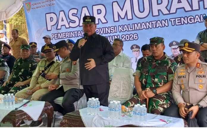 Bupati Kotim H.Halikinnor. Menyampaikan sambutan saat paket sembako gratis melalui pasar murah hingga pelaksanaan Gerakan Pangan Murah, di Taman Kota Sampit, Jumat (28/8).