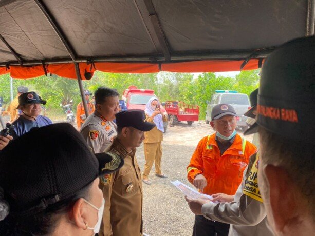 Wali Kota Palangka Raya, Fairid Naparin berkoordinasi dengan tim penanganan karhutla di lapangan, belum lama ini.