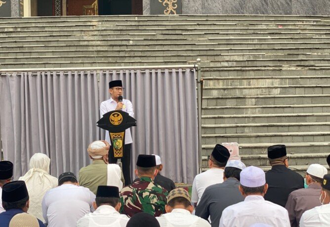 Wali Kota Palangka Raya saat memberikan imbauan kepada masyarakat mengenai waspada aktifitas di tengah kabut asap, belum lama ini.