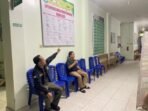 Wali kota Palangka Raya, Fairid Naparin meninjau UPTD puskesmas Kereng Bengkirai bersama Kepala Dinas Kesehatan Kota Palangka Raya, Riduan.