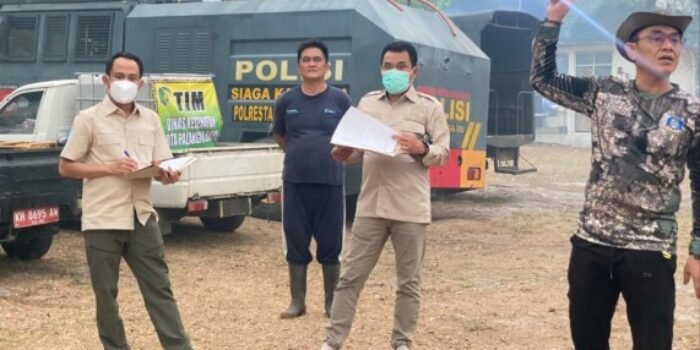 Wali Kota Palangka Raya Fairid Naparin didampingi wawali saat meninjau lokasi karhutla, belum lama ini. Wali Kota Palangka Raya Fairid Naparin didampingi wawali saat meninjau lokasi karhutla, belum lama ini.