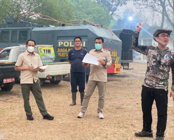 Wali Kota Palangka Raya Fairid Naparin didampingi wawali saat meninjau lokasi karhutla, belum lama ini.