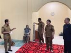 Wali Kota Palangka Raya, Fairid Naparin saat mengunjungi titik lokasi ketersediaan tabung oksigen untuk warga.