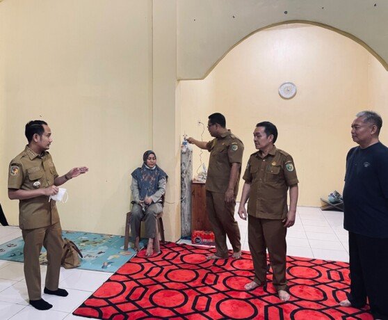 Wali Kota Palangka Raya, Fairid Naparin saat mengunjungi titik lokasi ketersediaan tabung oksigen untuk warga.