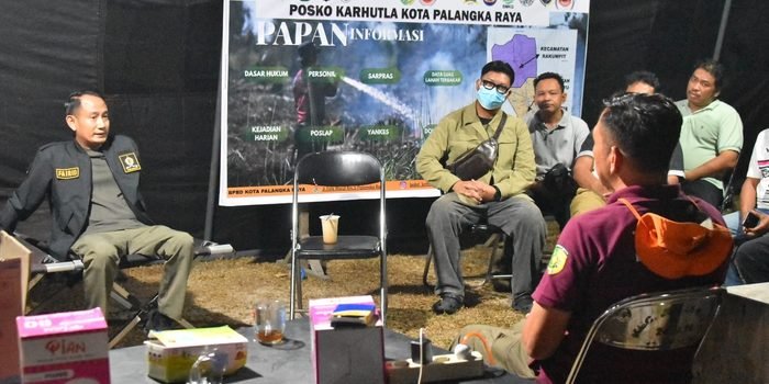 Wali Kota Palangka Raya Fairid Naparin saat berkoordinasi dengan tim penanganan kebakaran hutan dan lahan (Karhutla), baru-baru ini.