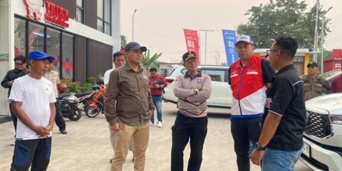 Wakil Wali Kota Palangka Raya Achmad Zaini (kedua dari kiri) mengadakan inspeksi mendadak untuk memastikan pelayanan dan distribusi BBM terlaksana dengan lancar, Sabtu (5/9).