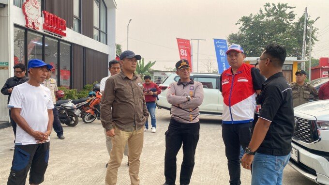 Wakil Wali Kota Palangka Raya Achmad Zaini (kedua dari kiri) mengadakan inspeksi mendadak untuk memastikan pelayanan dan distribusi BBM terlaksana dengan lancar, Sabtu (5/9).