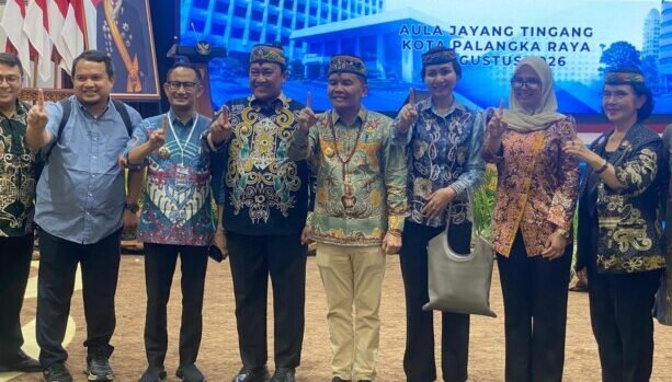 Wali Kota Palangka Raya Fairid Naparin (dua dari kiri) bersama jajaran Pemerintah Provinsi Kalimantan Tengah dan Deputi Bidang Koordinasi Supervisi KPK, Eli Kusumastuti (tiga dari kanan), baru-baru ini.