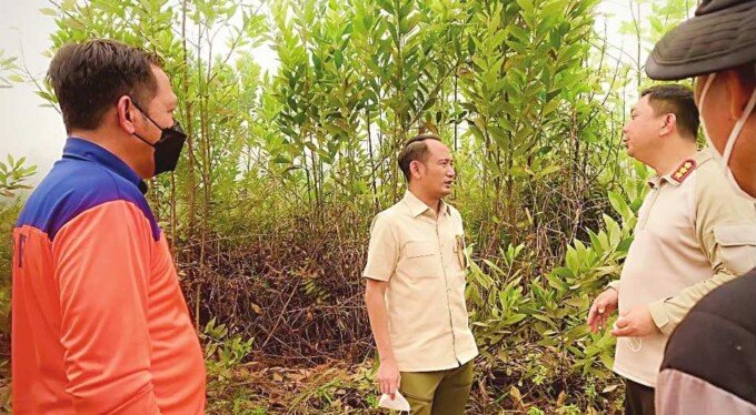 Wali Kota Palangka Raya Fairid Naparin bersama jajaran Organisasi Perangkat Daerah meninjau posko Kebakaran Hutan dan Lahan (Karhutla) di Kilometer 21 Jalan Tjilik Riwut Palangka Raya, Minggu (20/9).