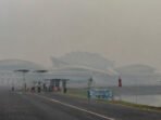 Kabut asap membuat penerbangan di Kalteng kembali lumpuh, tampak konisi Bandara Tjilik Riwut diselimuti asap, Selasa (29/9).