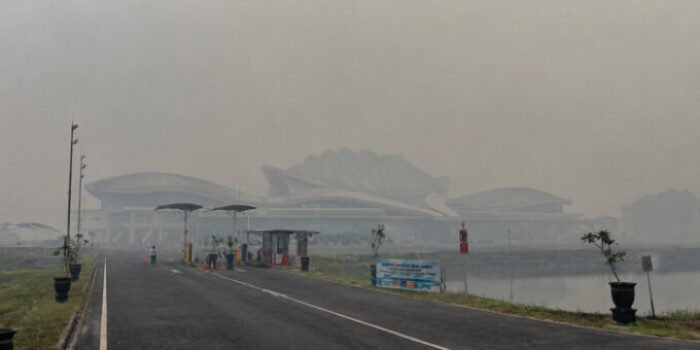 Kabut asap membuat penerbangan di Kalteng kembali lumpuh, tampak konisi Bandara Tjilik Riwut diselimuti asap, Selasa (29/9).