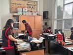 Tim penyidik dari Kejari Murung Raya melakukan penggeledahan Kantor KPU Mura, Rabu (23/9).