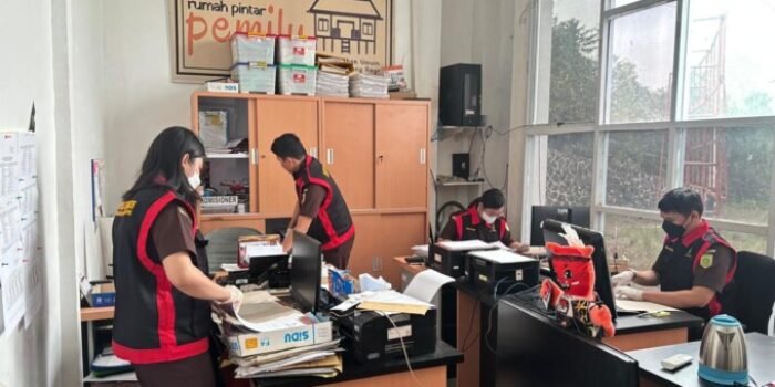 Tim penyidik dari Kejari Murung Raya melakukan penggeledahan Kantor KPU Mura, Rabu (23/9).